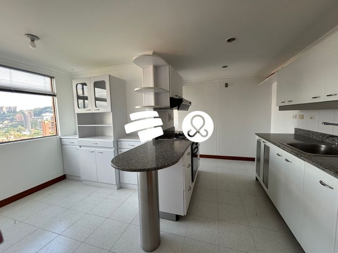 Apartamento de 3 alcobas en venta en El Tesoro, Medellín, 192 m² · foto 4 de 12