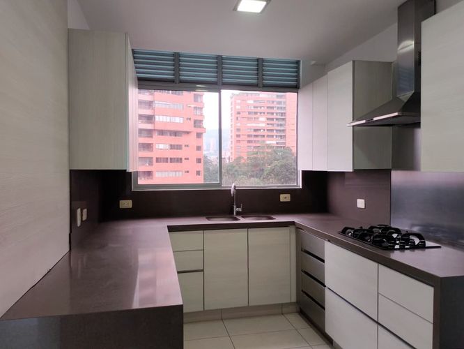 Apartamento de 3 alcobas en venta en El Poblado, Medellín, 187 m² · foto 7 de 19