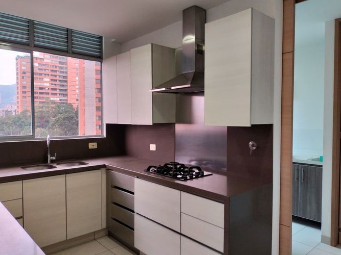 Apartamento de 3 alcobas en venta en El Poblado, Medellín, 187 m² · foto 6 de 19