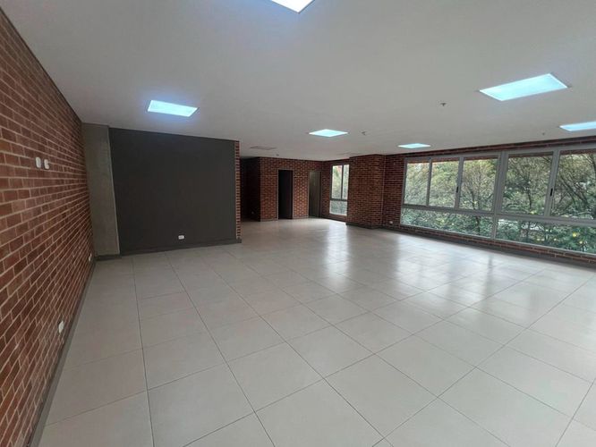 Oficina en arriendo en El Poblado, Medellín, 89 m² · foto 2 de 18