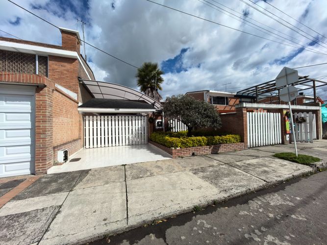 Casa en venta en Cedritos, Bogotá · foto 2 de 24