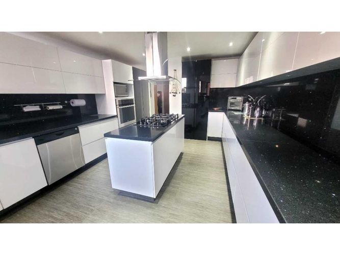 Apartamento de 3 alcobas en venta en Chapinero, Bogotá, 300 m² · foto 2 de 16