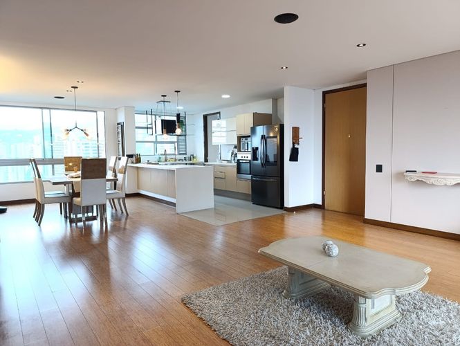 Apartamento de 3 alcobas en venta en El Poblado, Medellín, 199 m² · foto 3 de 18