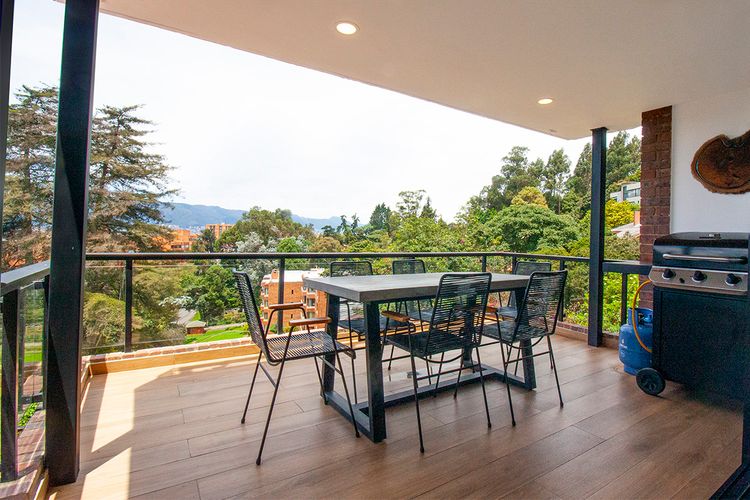 Apartamento de 3 alcobas en venta en Cerros De Niza, Bogotá, 282 m² · foto 2 de 13