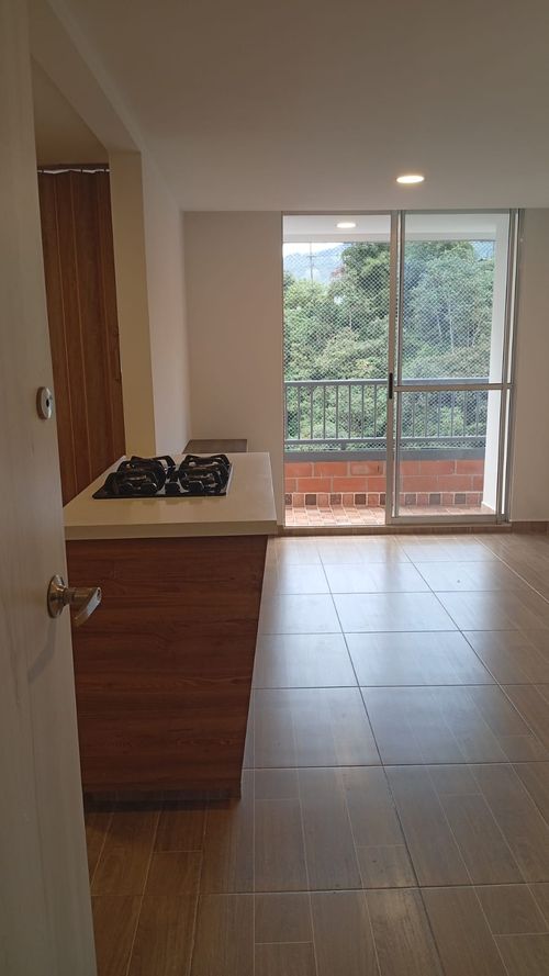 Apartamento de 3 alcobas en venta en Loma De San Jose, Sabaneta, 58 m² · foto 3 de 12