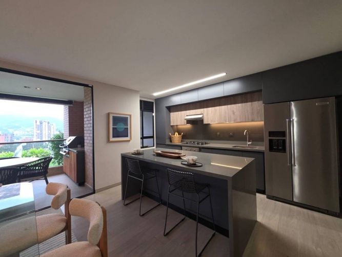 Apartamento de 3 alcobas en venta en El Castillo, Medellín, 146 m² · foto 3 de 24