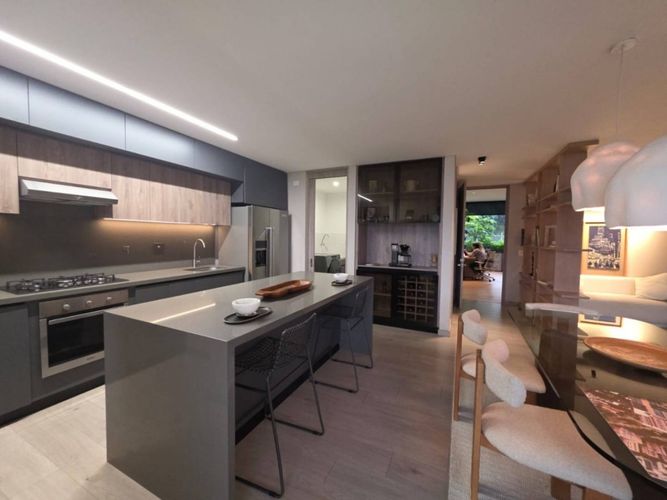 Apartamento de 3 alcobas en venta en El Castillo, Medellín, 146 m² · foto 4 de 24