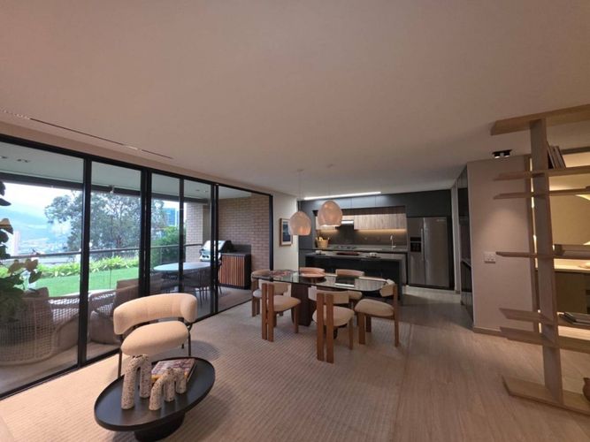 Apartamento de 3 alcobas en venta en El Castillo, Medellín, 146 m² · foto 5 de 24