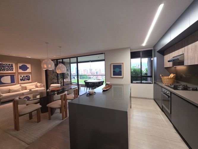 Apartamento de 3 alcobas en venta en El Castillo, Medellín, 146 m² · foto 7 de 24