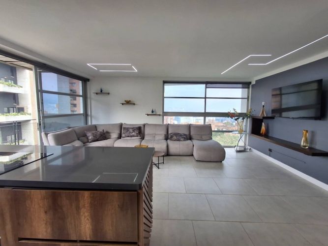 Apartamento de 3 alcobas en venta en El Poblado, Medellín, 184 m² · foto 2 de 24