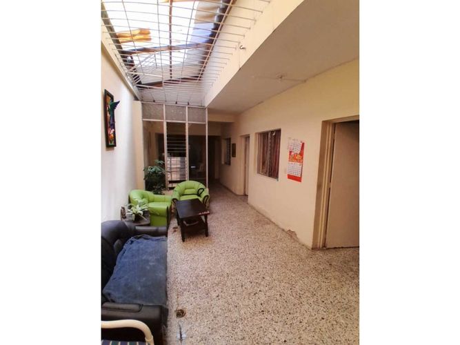 Casa de 6 alcobas en venta en Boston, Medellín, 350 m² · foto 2 de 24