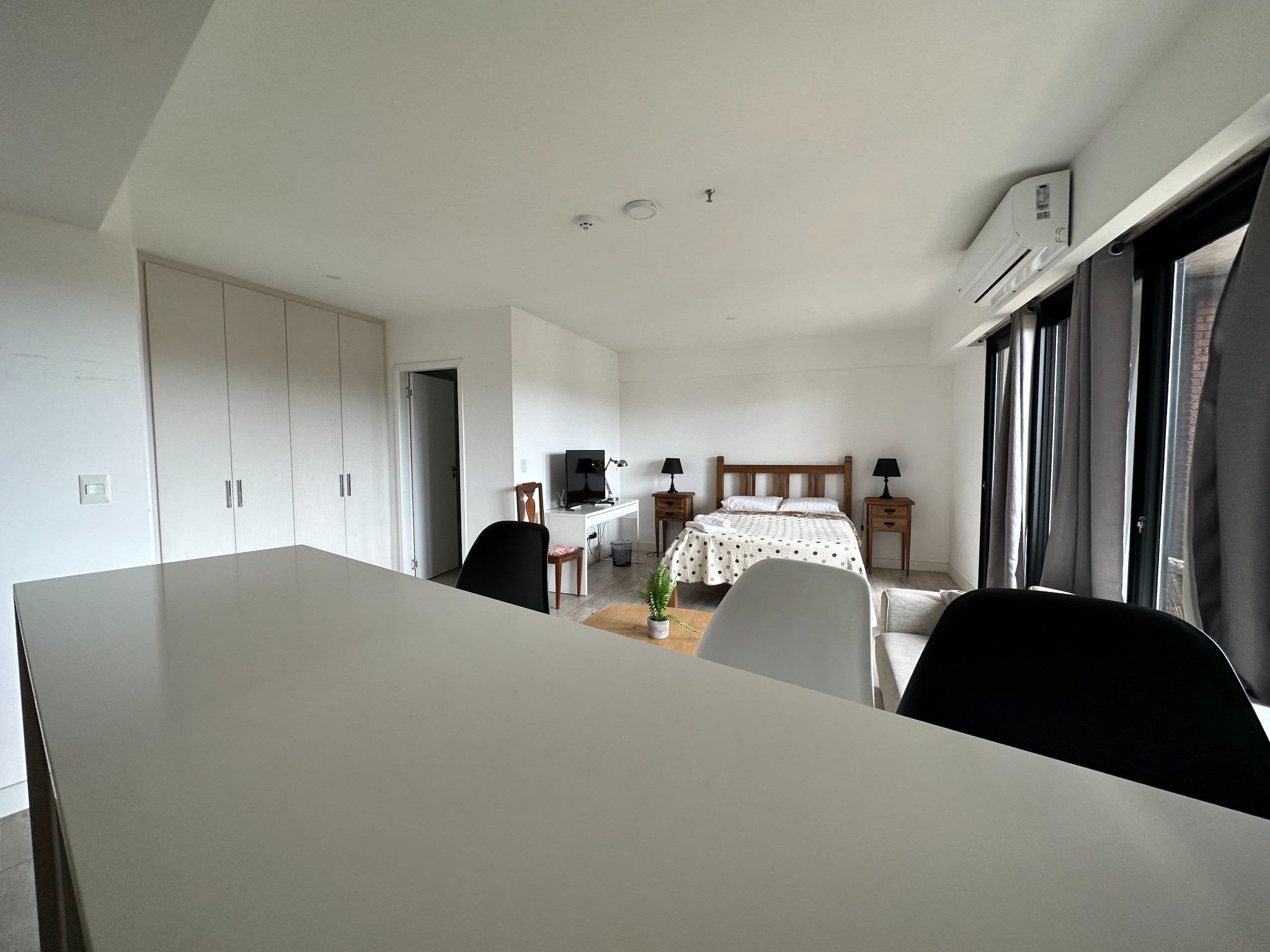 ¡Raro de encontrar! Monoambiente de 45 m² de amplitud a una cuadra de avenida Santa Teresa — foto 3