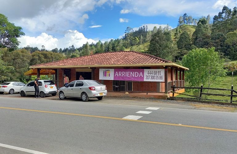 Local en arriendo en Lejos Del Nido, El Retiro, 220 m² · foto 2 de 24