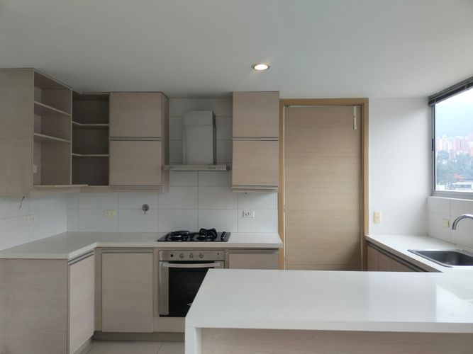 Apartamento de 3 alcobas en arriendo en El Poblado, Medellín, 135 m² · foto 5 de 18