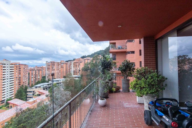 Apartamento de 3 alcobas en venta en Cerros De Los Alpes, Bogotá, 308 m² · foto 9 de 24
