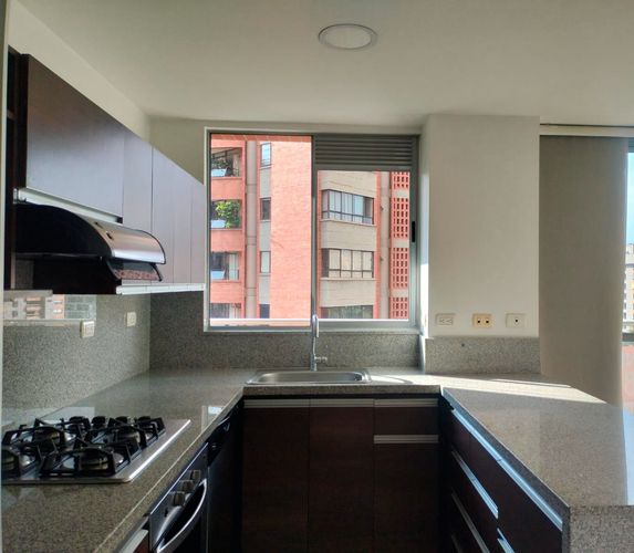 Apartamento de 3 alcobas en arriendo en El Poblado, Medellín, 81 m² · foto 3 de 16