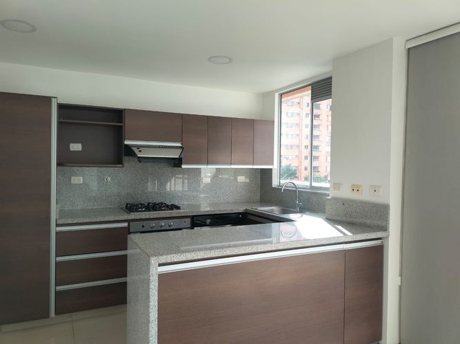 Apartamento de 3 alcobas en arriendo en El Poblado, Medellín, 81 m² · foto 5 de 16