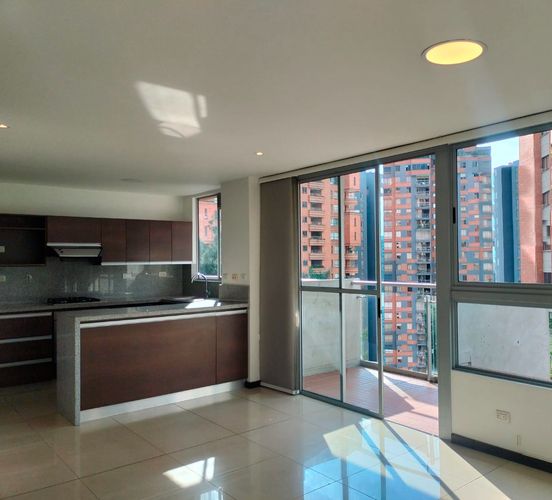 Apartamento de 3 alcobas en arriendo en El Poblado, Medellín, 81 m² · foto 2 de 16