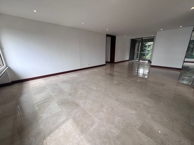 Apartamento de 3 alcobas en arriendo en Altos Del Poblado, Medellín, 310 m² · foto 3 de 20