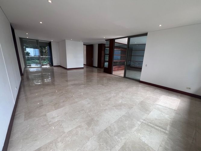 Apartamento de 3 alcobas en arriendo en Altos Del Poblado, Medellín, 310 m² · foto 4 de 20