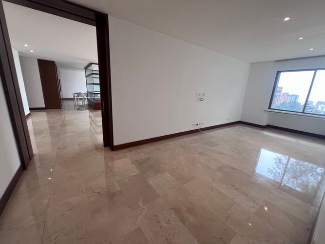 Apartamento de 3 alcobas en arriendo en Altos Del Poblado, Medellín, 310 m² · foto 5 de 20