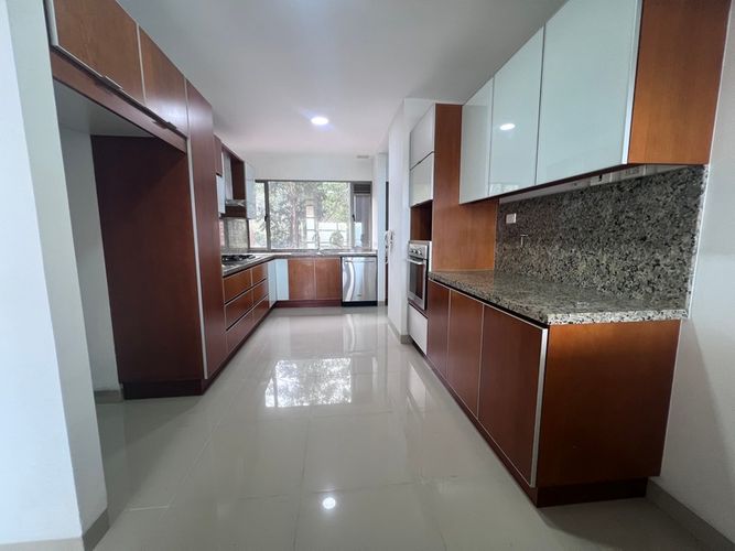Apartamento de 3 alcobas en arriendo en Altos Del Poblado, Medellín, 310 m² · foto 7 de 20