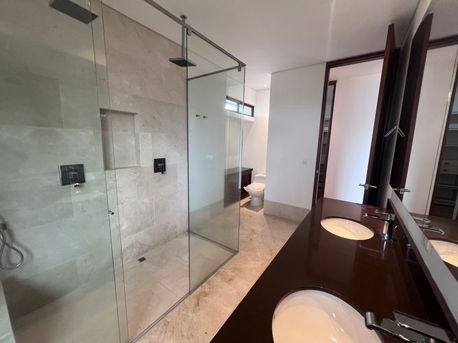 Apartamento de 3 alcobas en arriendo en Altos Del Poblado, Medellín, 310 m² · foto 14 de 20