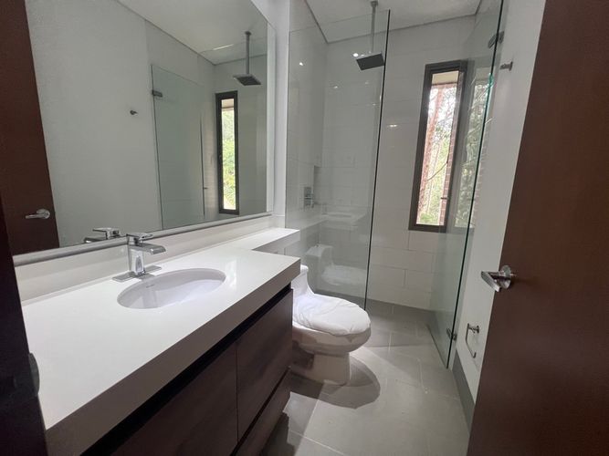 Apartamento de 3 alcobas en arriendo en Altos Del Poblado, Medellín, 310 m² · foto 15 de 20