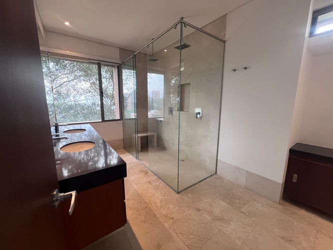 Apartamento de 3 alcobas en arriendo en Altos Del Poblado, Medellín, 310 m² · foto 17 de 20