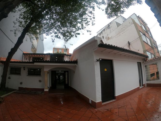 Casa de 3 alcobas en arriendo en Santa Barbara, Bogotá, 547 m² · foto 2 de 24