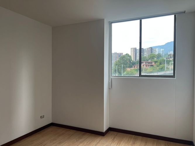 Apartamento de 3 alcobas en arriendo en Loma Del Esmeraldal, Envigado, 95 m² · foto 4 de 18
