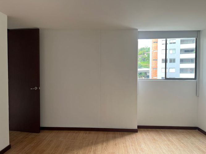 Apartamento de 3 alcobas en arriendo en Loma Del Esmeraldal, Envigado, 95 m² · foto 3 de 18