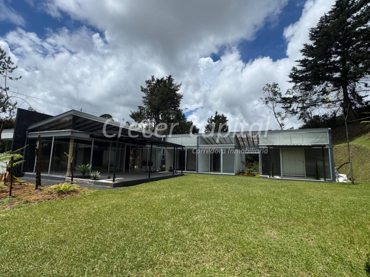 Casa en Arriendo en Loma del Escobero, Envigado en Envigado, de Crecer Capital Corredora Inmobiliaria S.A.S.