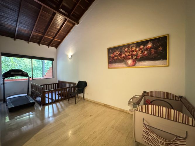 Casa de 3 alcobas en venta en Loma Benedictinos, Medellín, 300 m² · foto 3 de 9