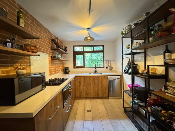 Casa de 3 alcobas en venta en Loma Benedictinos, Medellín, 300 m² · foto 4 de 9