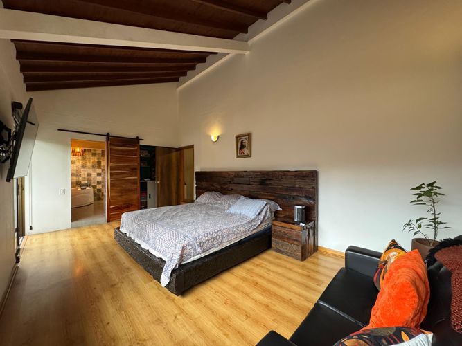 Casa de 3 alcobas en venta en Loma Benedictinos, Medellín, 300 m² · foto 6 de 9