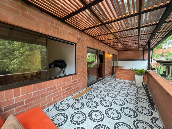 Casa de 3 alcobas en venta en Loma Benedictinos, Medellín, 300 m² · foto 7 de 9