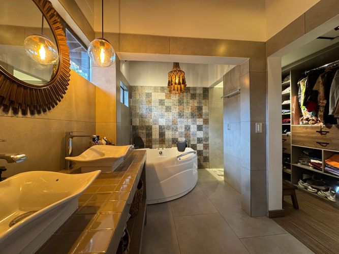 Casa de 3 alcobas en venta en Loma Benedictinos, Medellín, 300 m² · foto 8 de 9