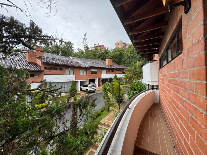 Casa de 3 alcobas en venta en Loma Benedictinos, Medellín, 300 m² · foto 9 de 9