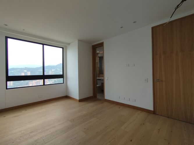 Apartamento de 3 alcobas en arriendo en El Poblado, Medellín, 259 m² · foto 4 de 20
