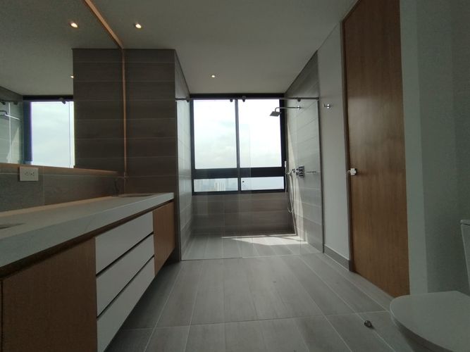 Apartamento de 3 alcobas en arriendo en El Poblado, Medellín, 259 m² · foto 17 de 20
