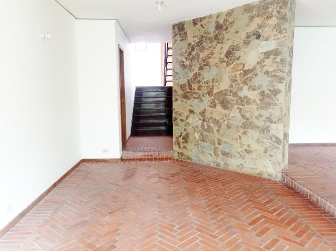 Casa de 3 alcobas en arriendo en El Poblado, Medellín, 343 m² · foto 3 de 19