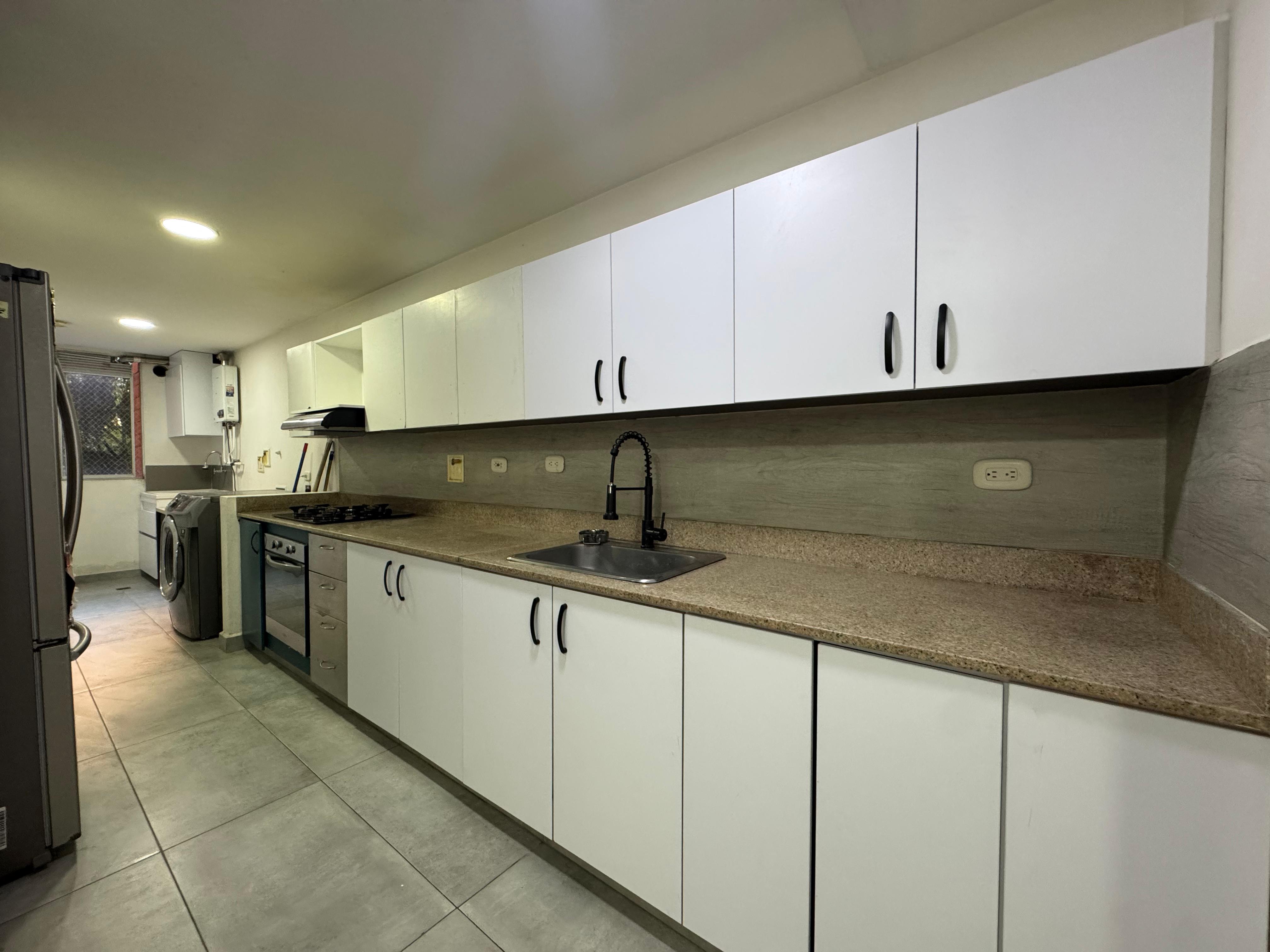 Apartamento en venta en Loma Del Esmeraldal, Envigado · foto 6 de 13
