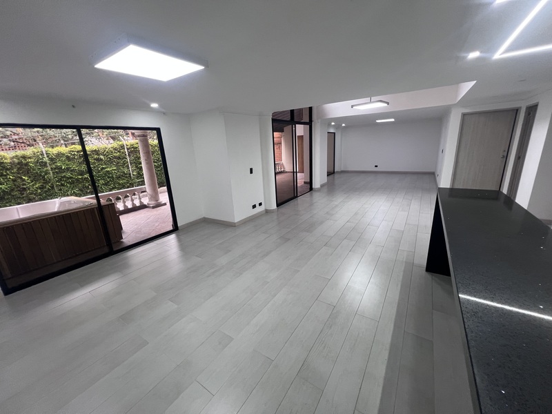 Casa en arriendo en El Poblado, Medellín · foto 3 de 24