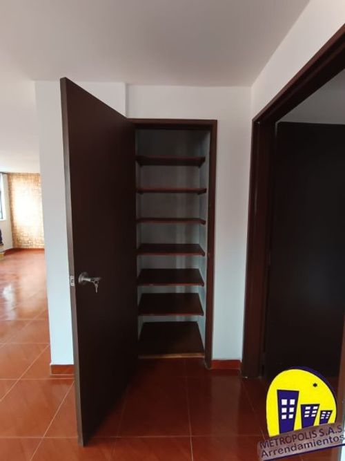 Apartamento de 4 alcobas en venta en Laureles, Medellín, 161 m² · foto 2 de 24