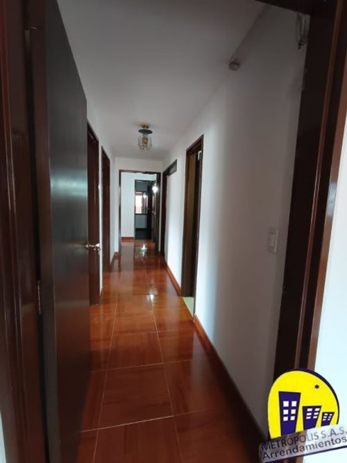 Apartamento de 4 alcobas en venta en Laureles, Medellín, 161 m² · foto 3 de 24