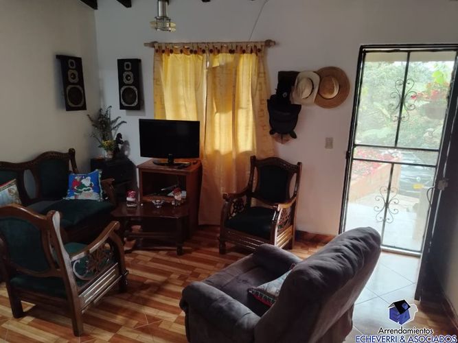 Casa de 6 alcobas en venta en La Milagrosa, Marinilla, 70 m² · foto 2 de 9