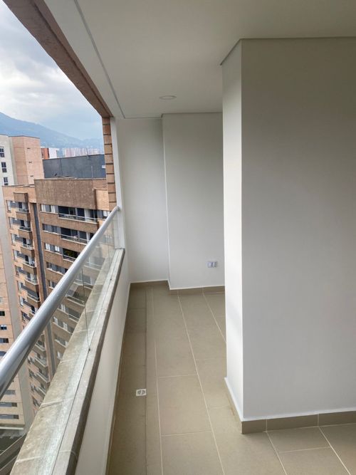 Apartamento de 2 alcobas en venta en Tres Esquinas, Sabaneta, 84 m² · foto 2 de 18