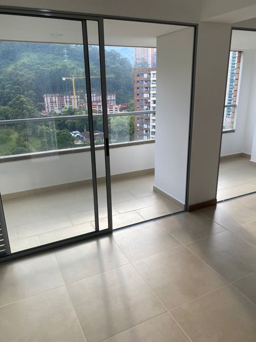 Apartamento de 2 alcobas en venta en Tres Esquinas, Sabaneta, 84 m² · foto 3 de 18