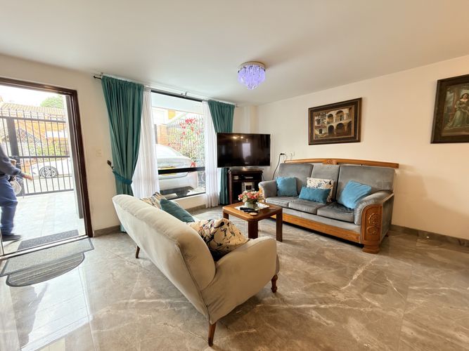 Casa de 3 alcobas en venta en Santa Lucia, Chía, 207 m² · foto 2 de 23